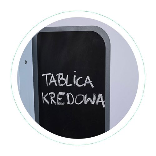 Fa barkács asztal szerszámokkalm krétatáblával 47 darab