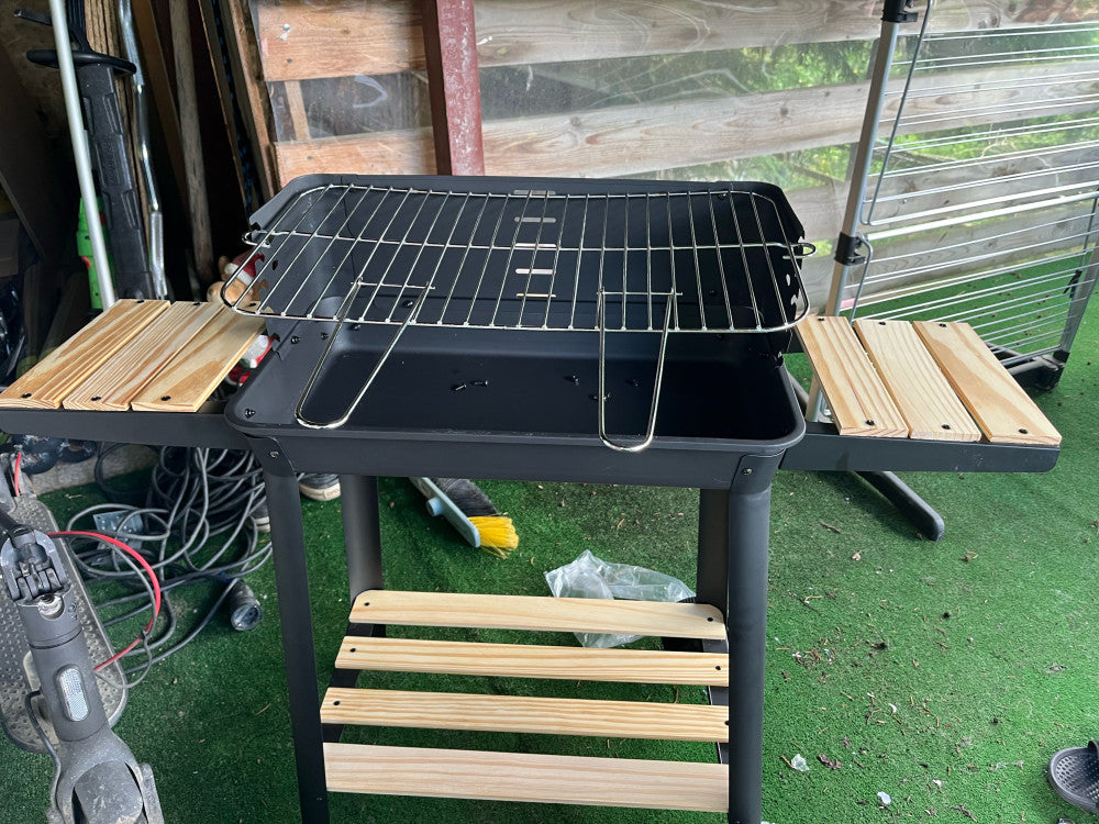 Téglalap alakú görgős faszenes grill