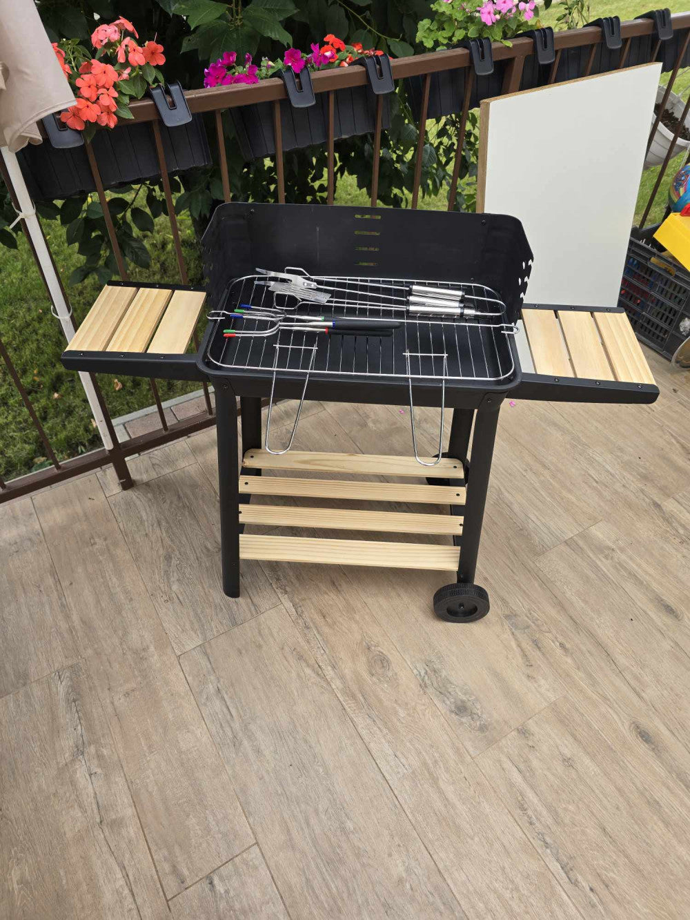 Téglalap alakú görgős faszenes grill