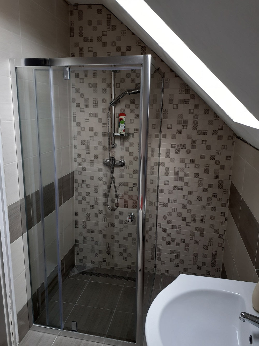 Flexi 80x90 cm sarokba szerelhető aszimmetrikus zuhanykabin zuhanytálca nélkül