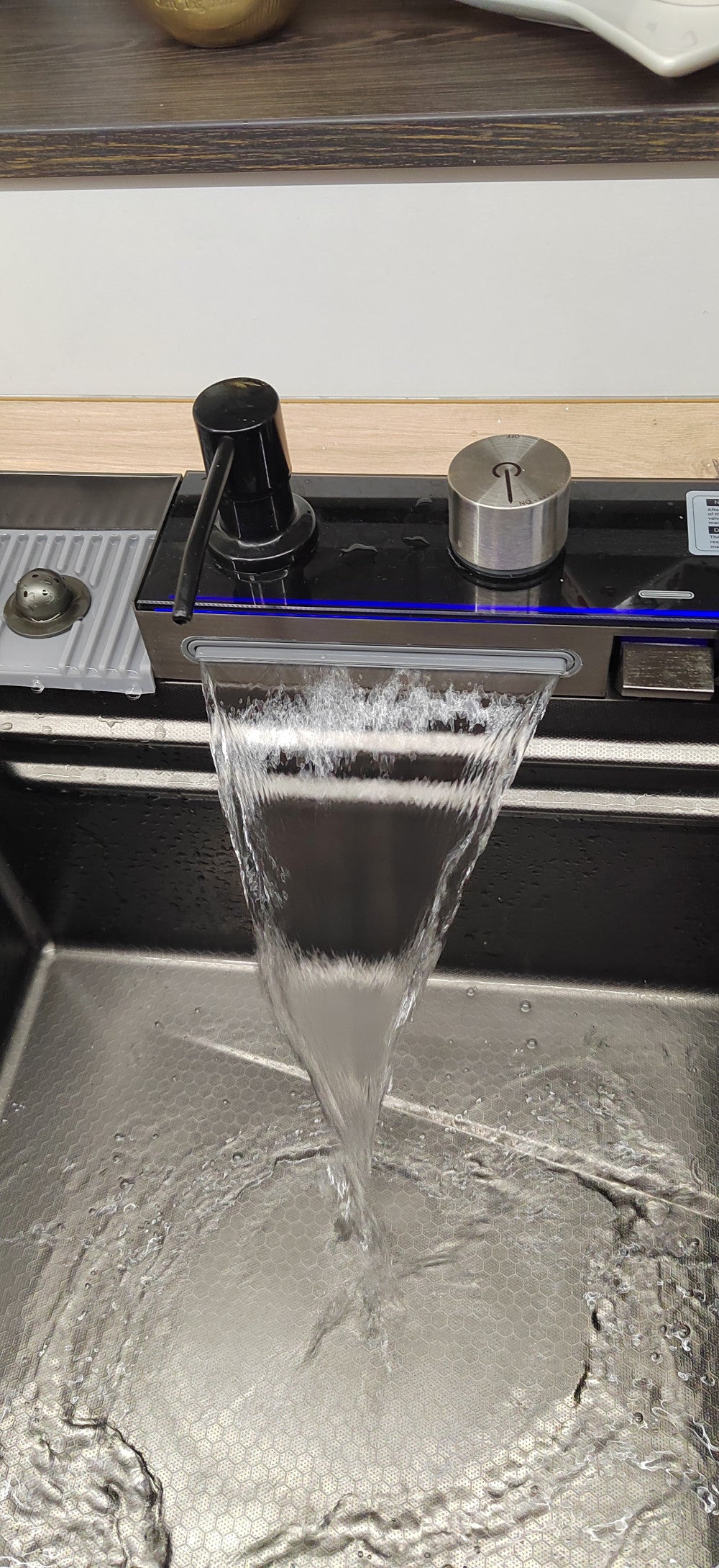 Catania multifunkciós rozsdamentes mosogató digitális csapteleppel