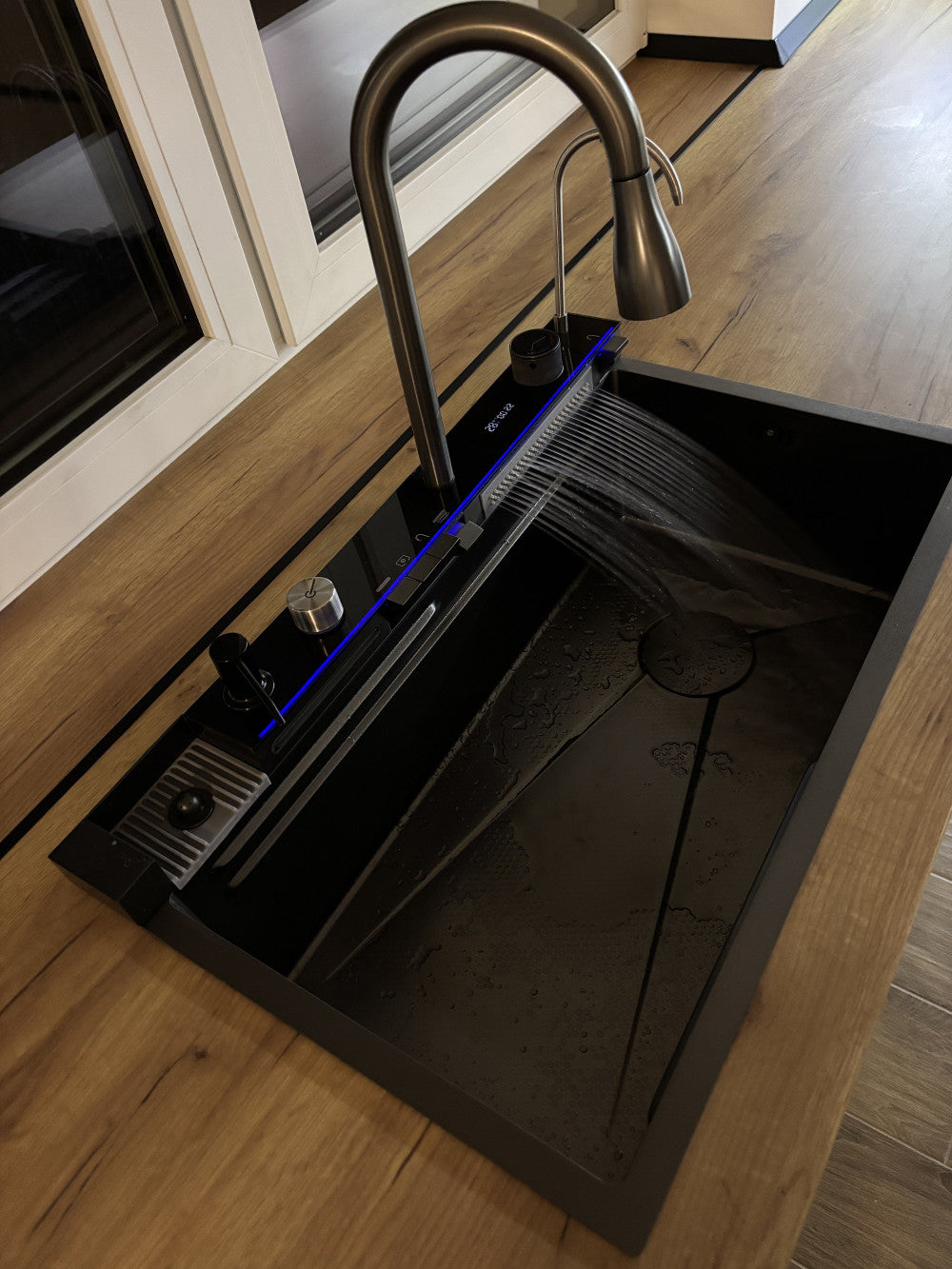 Catania multifunkciós rozsdamentes mosogató digitális csapteleppel