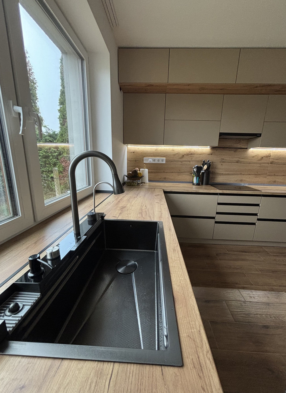 Catania multifunkciós rozsdamentes mosogató digitális csapteleppel