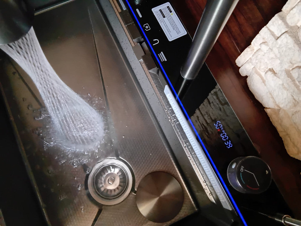 Catania multifunkciós rozsdamentes mosogató digitális csapteleppel