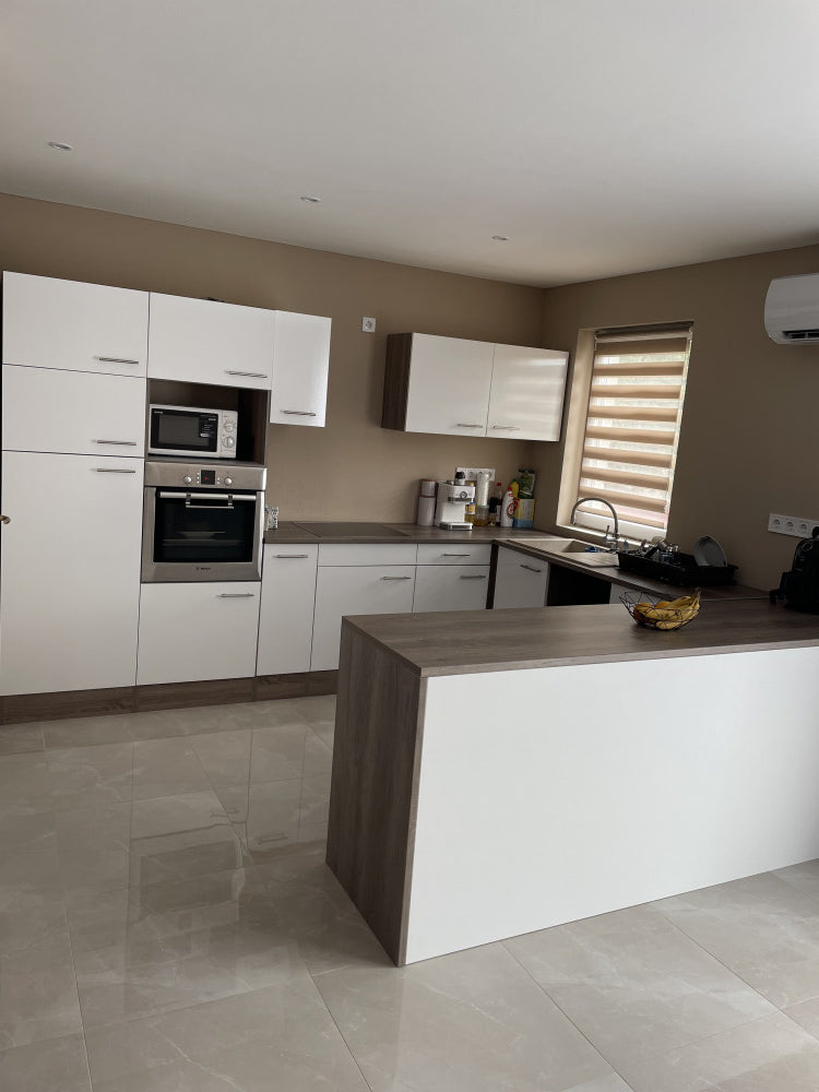 Yorki 370 sarok konyhabútor sötét és mikrohullámú sütős kivitelben