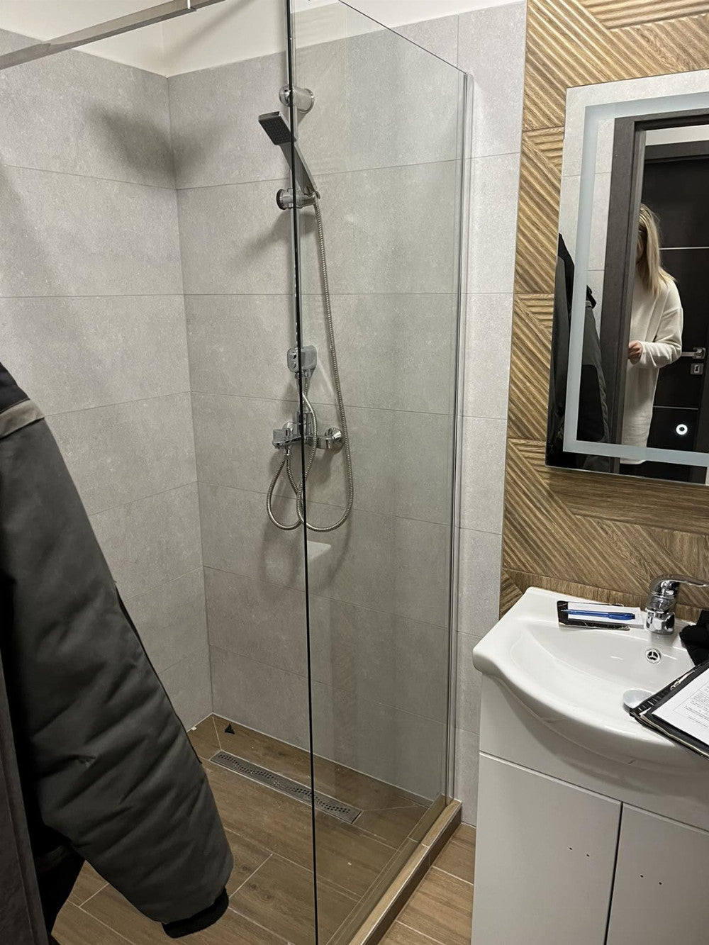 River walk in zuhanyfal 70x190 cm fekete