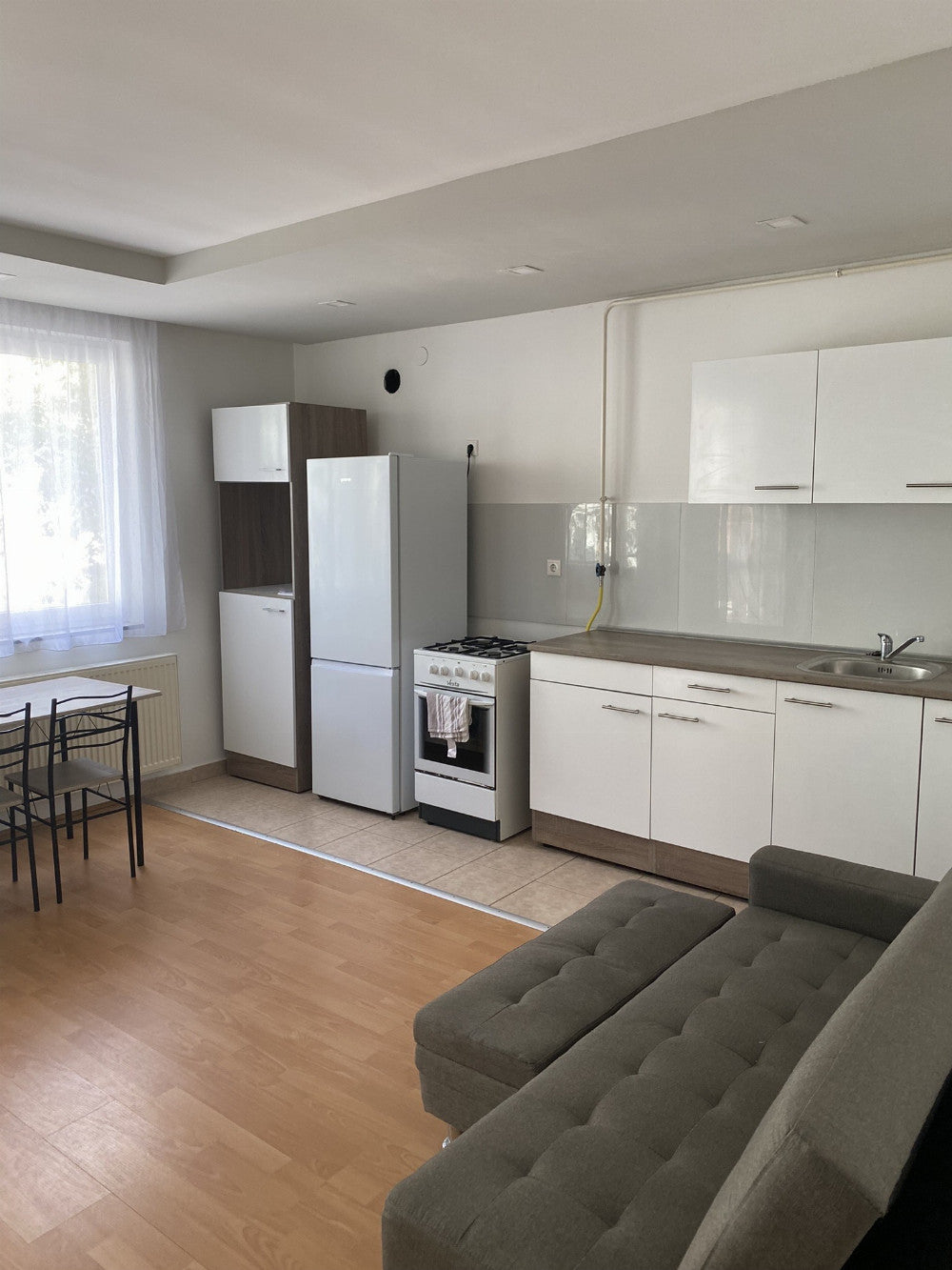 Yorki 60-as kamraszekrény fehér korpusz selyemfényű antracit fronttal